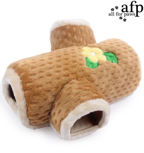 Mänguasi nuuskimiseks - õõnes puutüvi orava ja rebasega Tree Trunk Burrow With Squirrel And Fox Toys (AFP - Dig It)