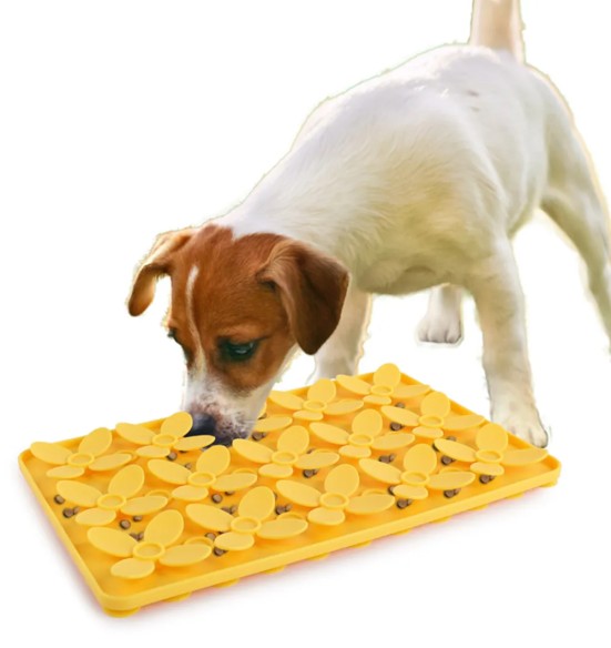 Kaks ühes - lakkumismatt ja nuuskimismatt koerale, lilleõitega Blossom Digmat (AFP - Dig It)