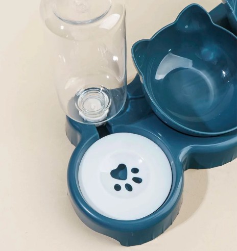 Kolmeosaline kauss koos automaatselt vett...