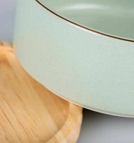 Миска керамическая на деревянной основе,...