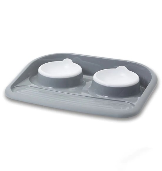 Savic Butler söötmisalusel paariskausid koerale ja kassile, hall