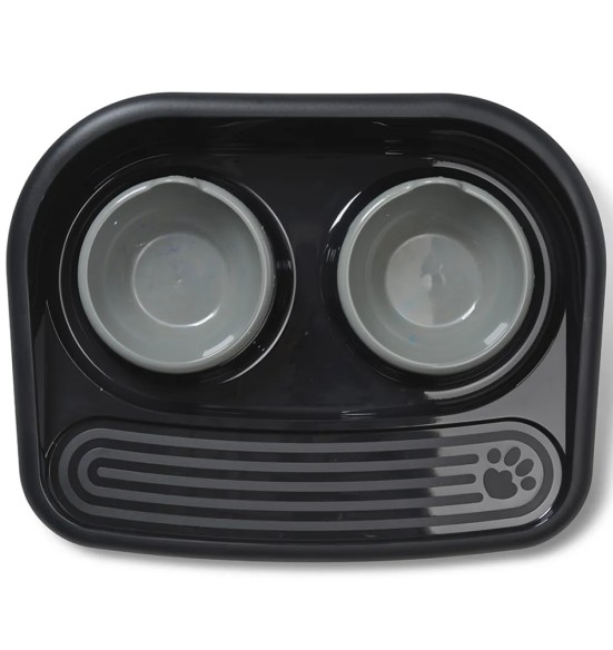 Savic Butler söötmisalusel paariskausid koerale ja kassile, must