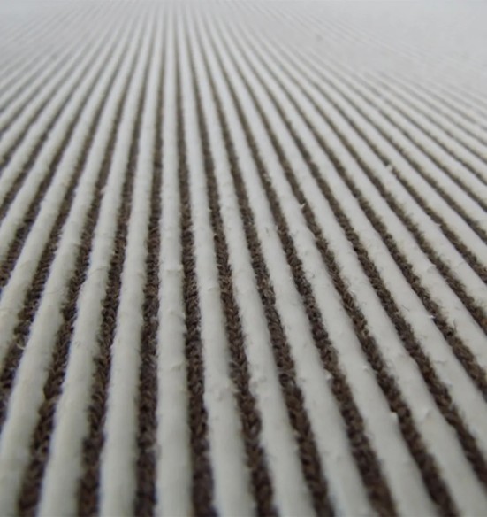 Подстилка Vetbed Premium английский оригинал, толщина 30 мм, тёмно-фиолетовая с розовыми и чёрными отпечатками лап