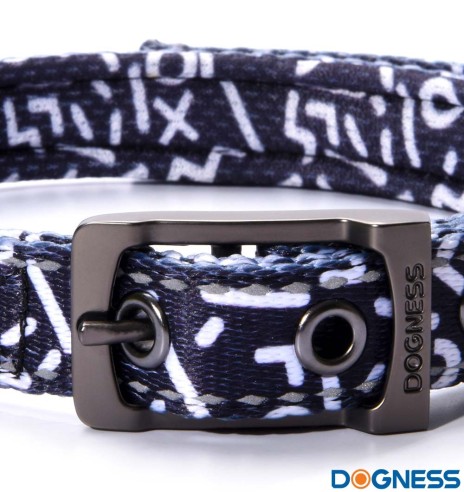 Kaelarihm koerale, must valgete tähtedega Black Letters (Dogness Elegant Printing)